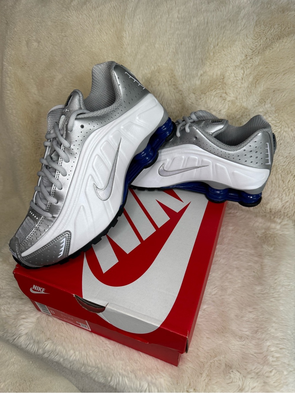 New in Box 📦 Nike Silver, White & Blue Shox